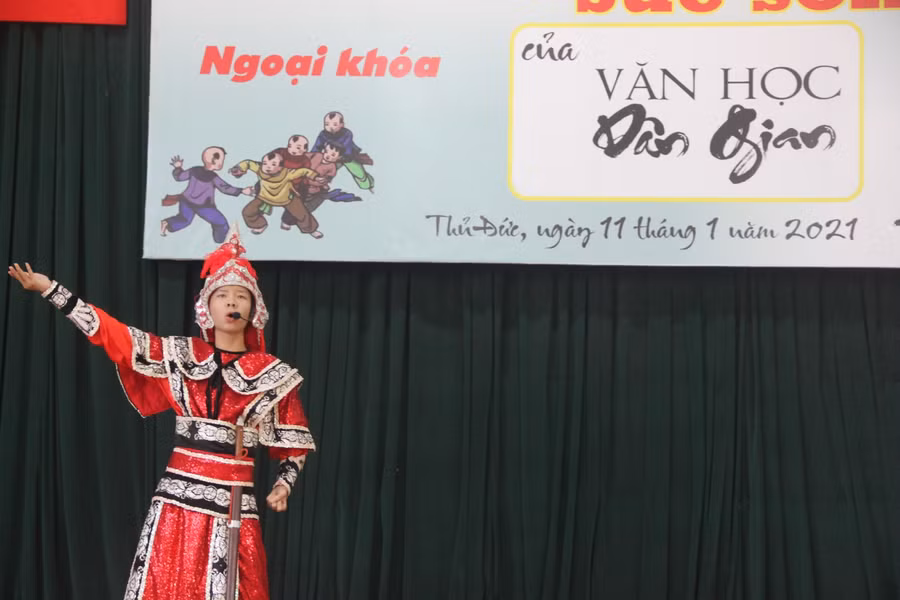 Tiết mục trích đoạn cải lương ấn tượng do em Nguyễn Gia Cát Long lớp 10D1 thể hiện