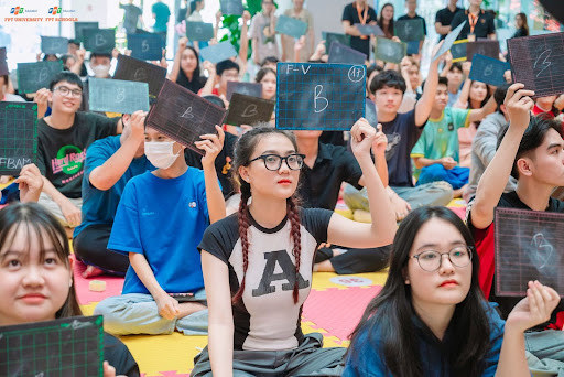 Phần thi rung chuông vàng gay cấn và sôi động. Phần thi rung chuông vàng gay cấn và sôi động.