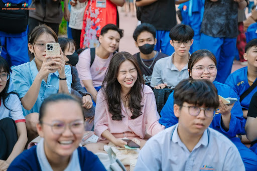 Màn kêu lô tô nhận lì xì may mắn và hài hước. Màn kêu lô tô nhận lì xì may mắn và hài hước.