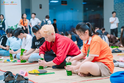 Học sinh, sinh viên chăm chút, tỉ mỉ gói từng đòn bánh tét. Học sinh, sinh viên chăm chút, tỉ mỉ gói từng đòn bánh tét.