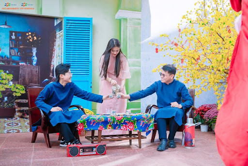 Thầy cô cùng học sinh xúng xính áo dài dạo chợ Tết. Thầy cô cùng học sinh xúng xính áo dài dạo chợ Tết.