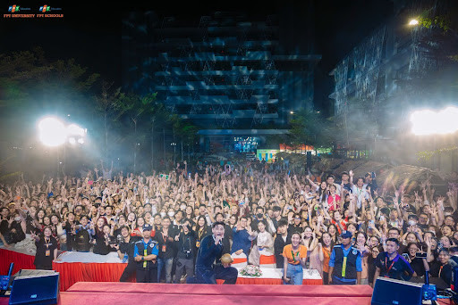 Ca sĩ ISAAC làm náo nhiệt chương trình văn nghệ Hội chợ Xuân - “Vị tết quê em”. Ca sĩ ISAAC làm náo nhiệt chương trình văn nghệ Hội chợ Xuân - “Vị tết quê em”.