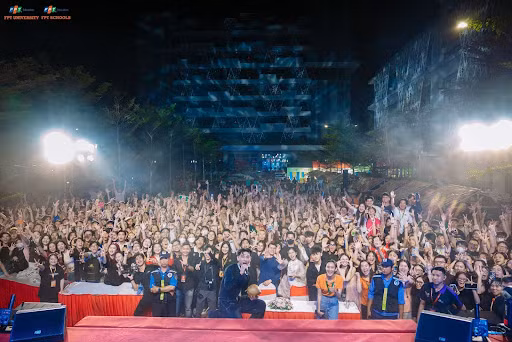 Ca sĩ ISAAC làm náo nhiệt chương trình văn nghệ Hội chợ Xuân - “Vị tết quê em”.