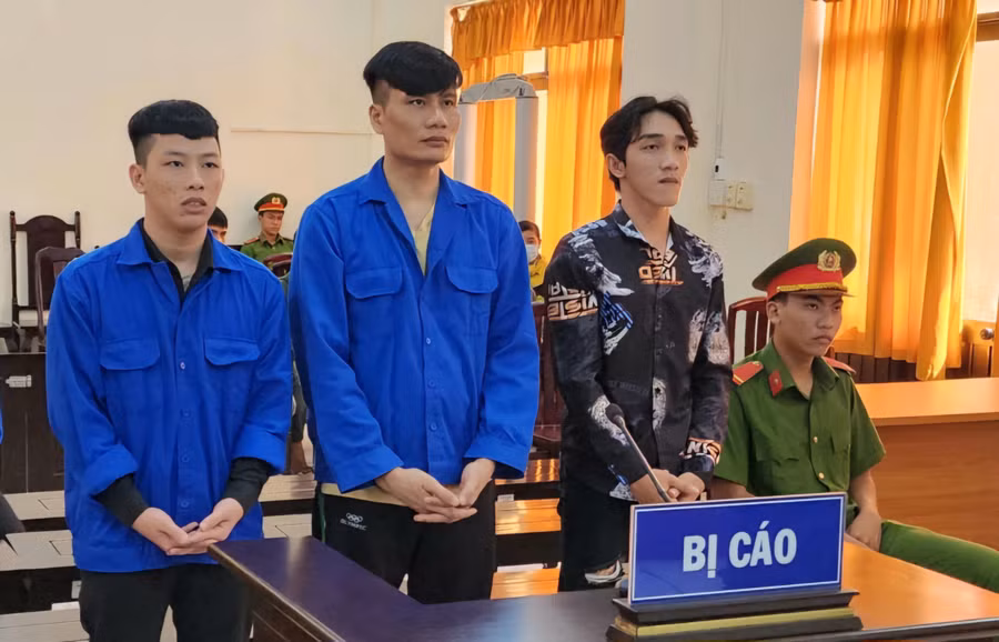 Một ngư phủ và đồng phạm lĩnh 35 năm tù về tội "Hủy hoại tài sản". (Ảnh: Văn Vũ)