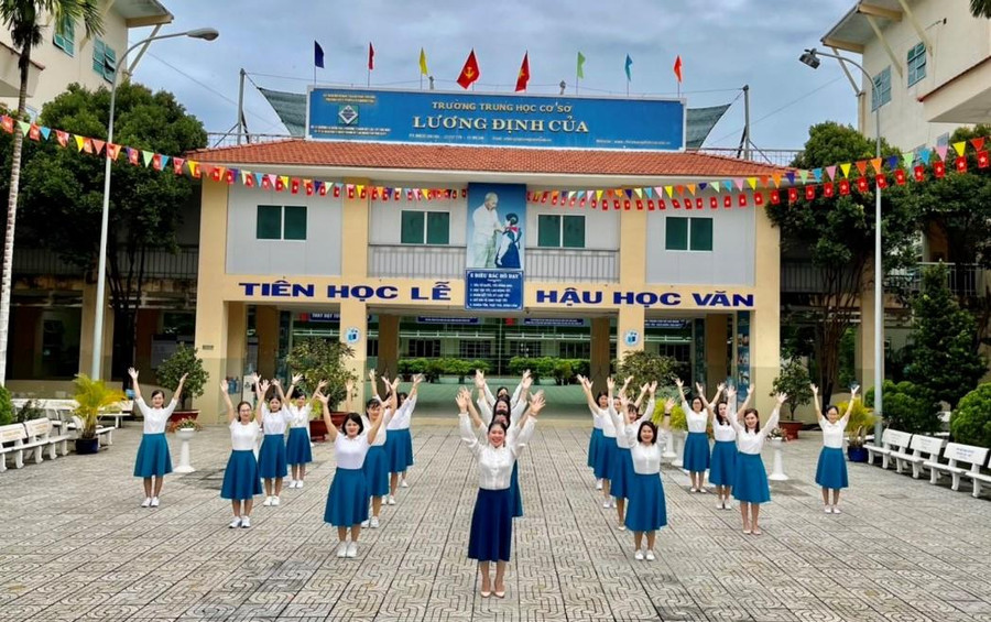 Giáo viên Trường THCS Lương Định Của biểu diễn tại buổi phát động Hội thi đồng diễn thể dục ngày 30/9. Giáo viên Trường THCS Lương Định Của biểu diễn tại buổi phát động Hội thi đồng diễn thể dục ngày 30/9.