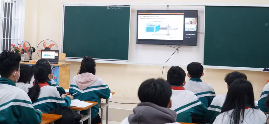 Lớp học trực tuyến vẫn duy trì trong trường hợp giáo viên là F0 tại Trường THCS Lê Mao, TP Vinh, Nghệ An.