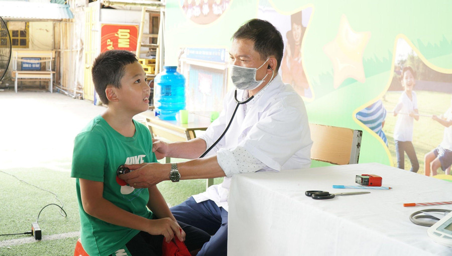 Bác sĩ kiểm tra sức khỏe, tiêm vắc-xin phòng Covid-19 cho học sinh Trường Tiểu học Lê Lợi (TP Vinh, Nghệ An). Bác sĩ kiểm tra sức khỏe, tiêm vắc-xin phòng Covid-19 cho học sinh Trường Tiểu học Lê Lợi (TP Vinh, Nghệ An).