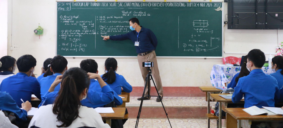 Dạy học qua livestream tại Trường THPT Diễn Châu 4, huyện Diễn Châu, Nghệ An năm học 2021 - 2022.