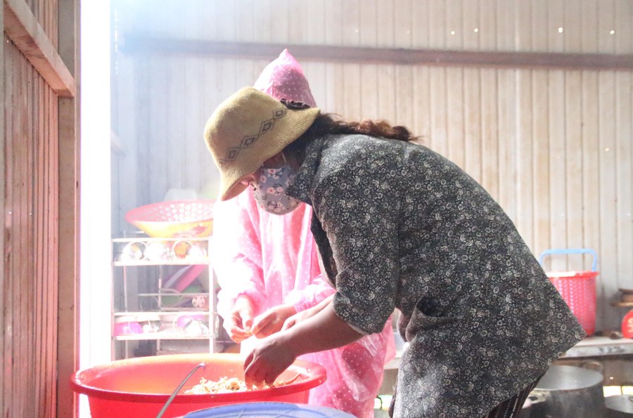 Cấp dưỡng của Trường Tiểu học xã Đăk Hà là phụ huynh học sinh nên có thể giám sát nguồn thực phẩm được đưa vào trường. Cấp dưỡng của Trường Tiểu học xã Đăk Hà là phụ huynh học sinh nên có thể giám sát nguồn thực phẩm được đưa vào trường.