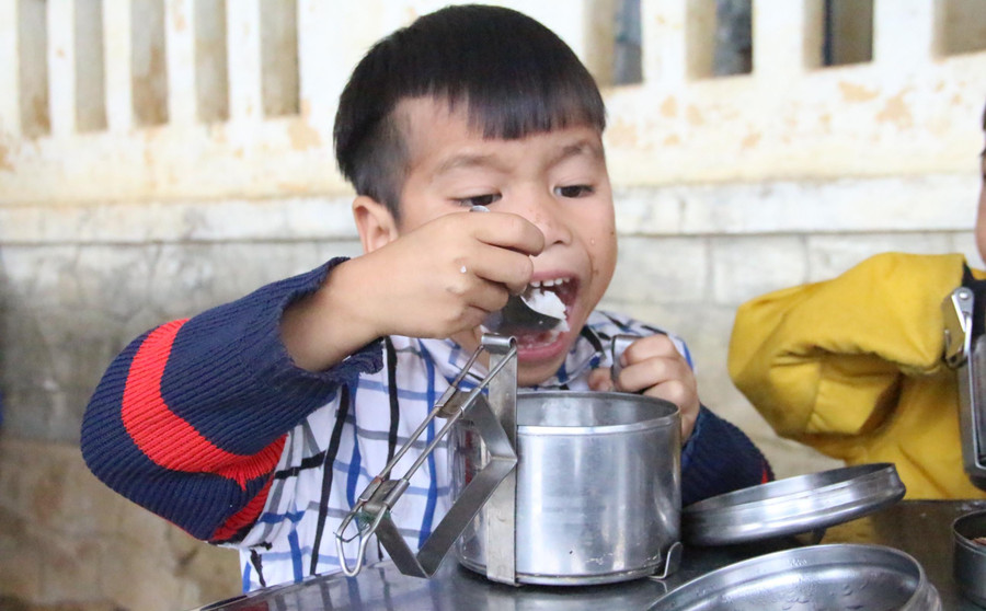 Nhiều em được cha mẹ chuẩn bị cặp lồng inox mang cơm đến trường để bảo đảm an toàn vệ sinh thực phẩm. Nhiều em được cha mẹ chuẩn bị cặp lồng inox mang cơm đến trường để bảo đảm an toàn vệ sinh thực phẩm.