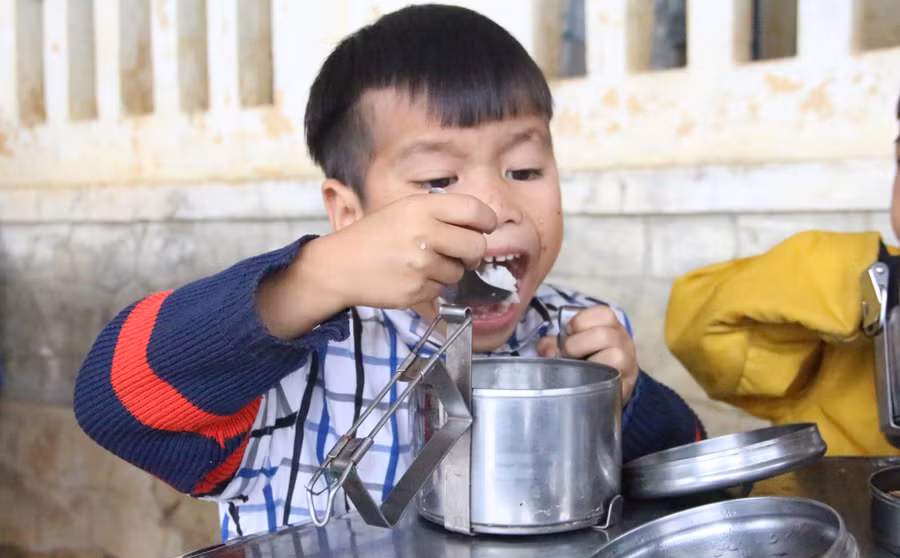 Nhiều em được cha mẹ chuẩn bị cặp lồng inox mang cơm đến trường để bảo đảm an toàn vệ sinh thực phẩm.