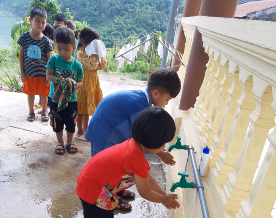 Trẻ Trường Mầm non Ka Lăng (Mường Tè) được sử dụng nước đạt tiêu chuẩn.