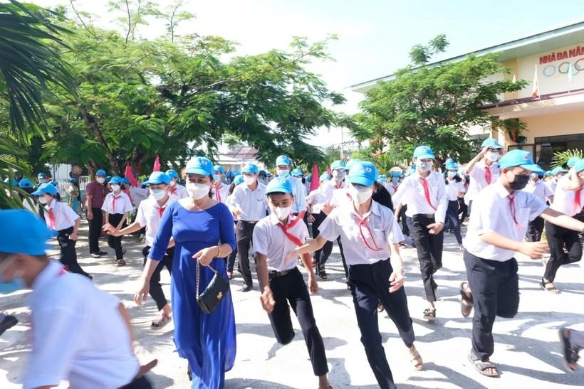 Giáo viên, học sinh Trường THCS Lê Lợi (xã Tam Thăng, Tam Kỳ, Quảng Nam) diễn tập sơ tán an toàn trong tình huống có sóng thần. 