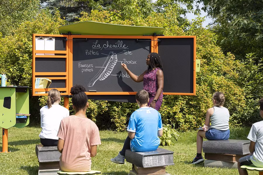 Một lớp học ngoài trời tại Pháp.