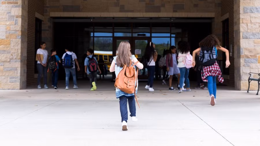 Nhiều phụ huynh lo ngại trẻ mắc đậu mùa khỉ khi năm học mới bắt đầu.