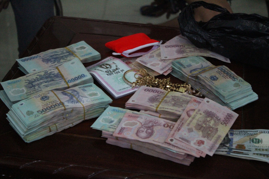 Tang vật với số lượng lớn tiền mặt