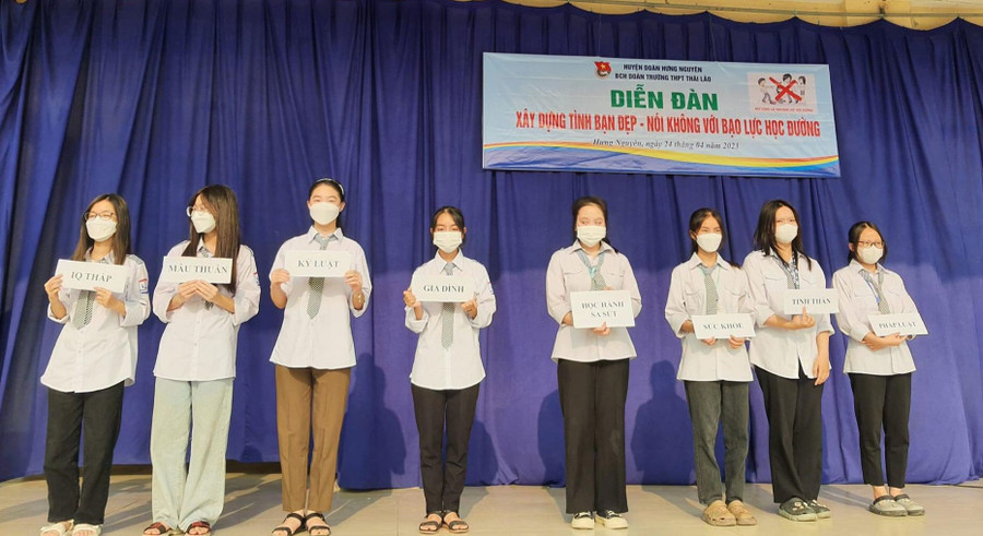 Học sinh trường THPT Thái Lão (huyện Hưng Nguyên, Nghệ An) tổ chức minigame với các từ khóa liên quan đến vấn đề bạo lực học đường.