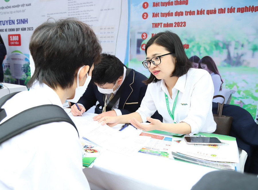 Thí sinh tham dự Ngày hội tư vấn tuyển sinh, hướng nghiệp 2023. Ảnh: TG Thí sinh tham dự Ngày hội tư vấn tuyển sinh, hướng nghiệp 2023. Ảnh: TG