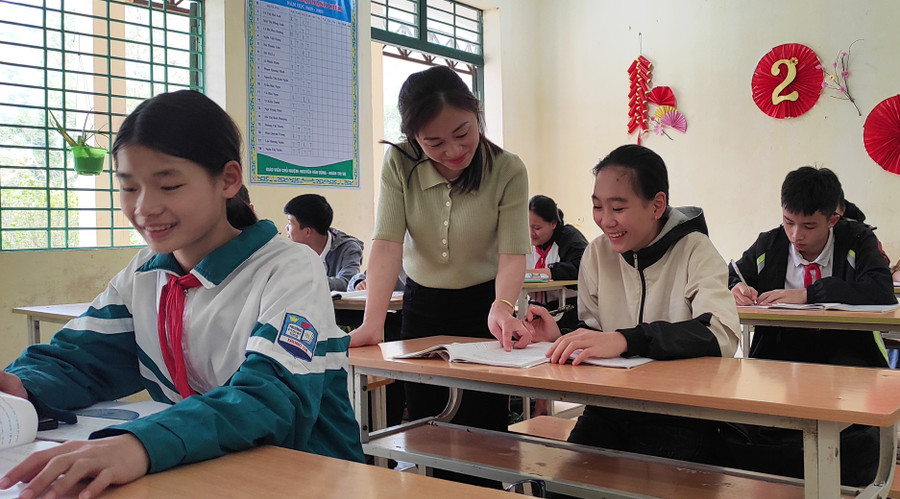 Học sinh lớp 9, Trường TH&THCS thị trấn Sơn Lư (Quan Sơn, Thanh Hóa) trong giờ ôn tập. Ảnh: Thế Lượng Học sinh lớp 9, Trường TH&THCS thị trấn Sơn Lư (Quan Sơn, Thanh Hóa) trong giờ ôn tập. Ảnh: Thế Lượng