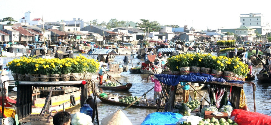 Chợ nổi tấp nập ngày giáp Tết. Ảnh: Q. Ngữ.