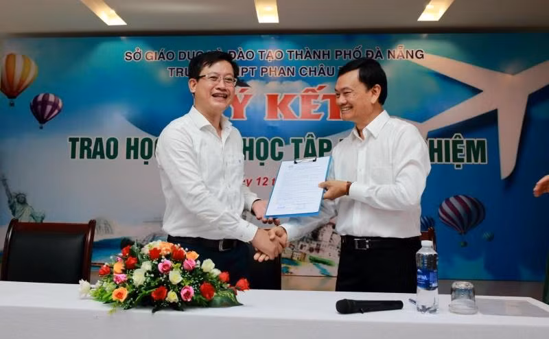 Ông Nguyễn Thành Trung – cựu học sinh Trường THPT Phan Châu Trinh niên khóa 1970 – 1977, Chủ tịch Hội đồng Quản trị Công ty CP Tôn Đông Á ký kết tài trợ học bổng Học tập trải nghiệm với Ban giám hiệu nhà trường.