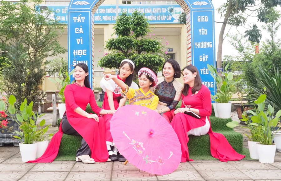 Cô và trò Trường THCS Võng Xuyên, huyện Phúc Thọ, Hà Nội. Ảnh: Nguyễn Lâm