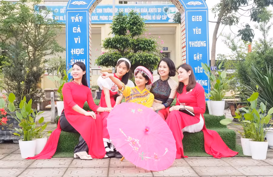 Cô và trò Trường THCS Võng Xuyên, huyện Phúc Thọ, Hà Nội. Ảnh: Nguyễn Lâm