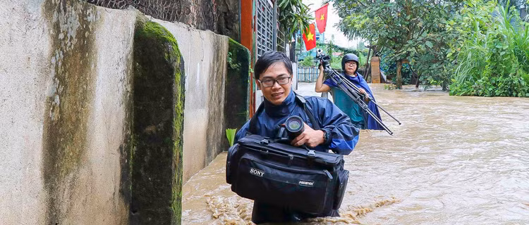 Phóng viên CQTT Đài TNVN (VOV Tây Bắc) tác nghiệp tại rốn lũ suối Hồng Líu, phường Mường Thanh, TP. Điện Biên Phủ, tỉnh Điện Biên.