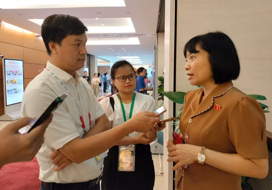 Phóng viên Báo GD&TĐ phỏng vấn ĐBQH Nguyễn Thị Việt Nga.