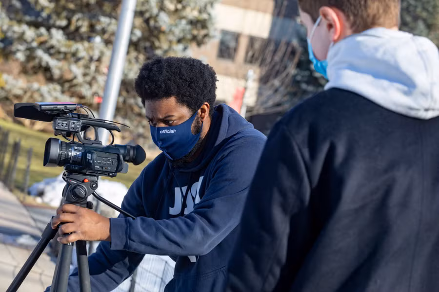 Sinh viên Mỹ tập quay dựng một bản tin.