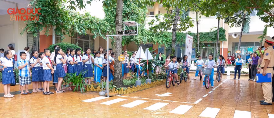 Tham gia hoạt động còn có các phụ huynh học sinh.