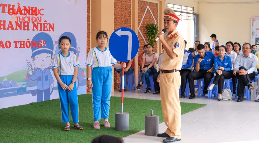 Các em HS được cán bộ Cảnh sát giao thông hướng dẫn một số biển báo.