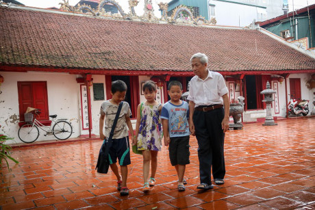 Ông giáo già lang thang tìm học trò nơi bãi rác - Ảnh 2 Ong giao gia lang thang tim hoc tro noi bai rac - Anh 2
