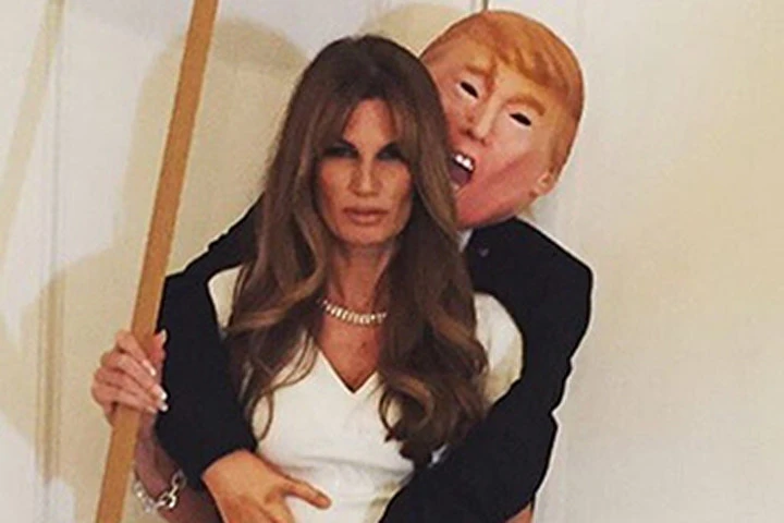 Jemima Khan cõng hình nộm ông Trump trên lưng và dường như ăn mặc giống bà Melania Trump tại tiệc Halloween của UNICEF
ở London. Ảnh: Instagram