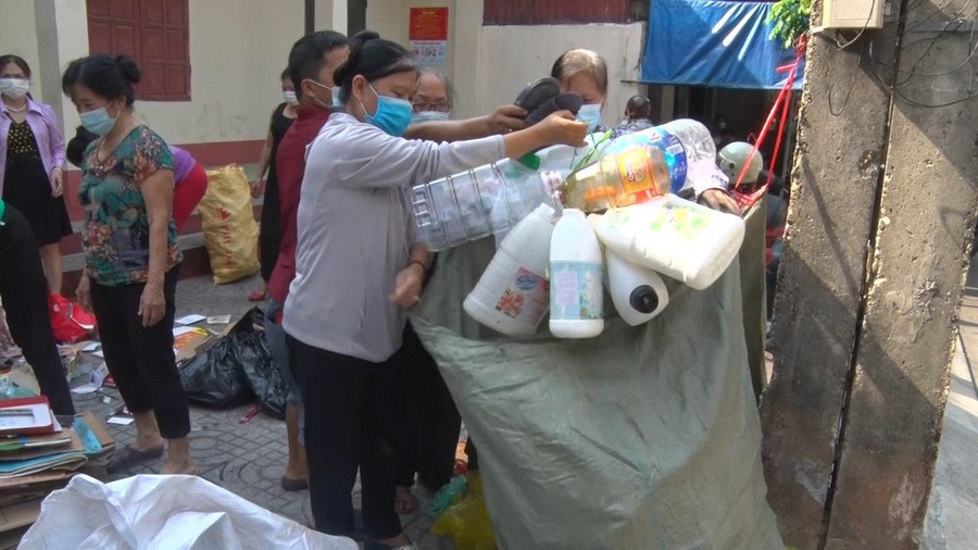 Phụ nữ TP Thái Nguyên tích cực tham gia mô hình “Chi hội phụ nữ thực hiện tiết kiệm từ việc thu gom rác thải tái chế&quot; để gây quỹ hoạt động hội.