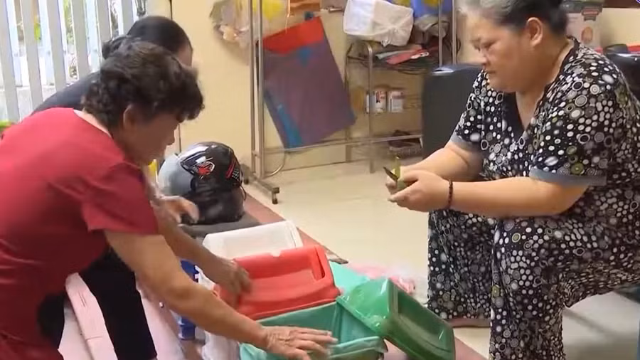 Hội viên Hội LHPN TP.Thái Nguyên tự nguyện phân loại rác thải sinh hoạt tại nhà góp phần bảo vệ môi trường. Hội viên Hội LHPN TP.Thái Nguyên tự nguyện phân loại rác thải sinh hoạt tại nhà góp phần bảo vệ môi trường.