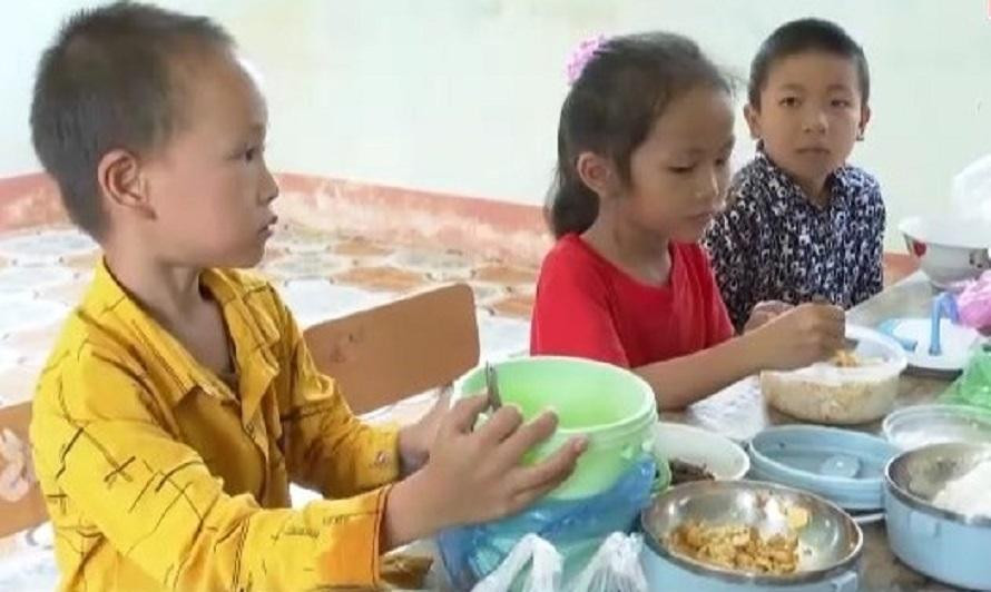 Bữa cơm trưa của các em học sinh lớp ghép 1, 2 ở phân trường Phắc Thôn, trường PT dân tộc bán trú Tiểu học Văn Vũ, huyện Na Rì, tỉnh Bắc Kạn.