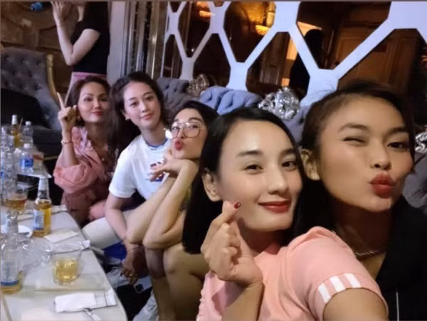 Dù chụp ảnh ở góc độ không thuận lợi và gương mặt có phần nhí nhố nhưng những người đẹp trong bức ảnh đều tỏa sáng với sức hút khó cưỡng.