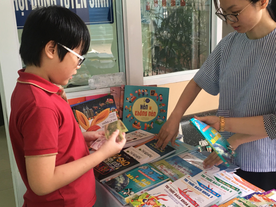 Cô ơi, con mua quyển này ạ!