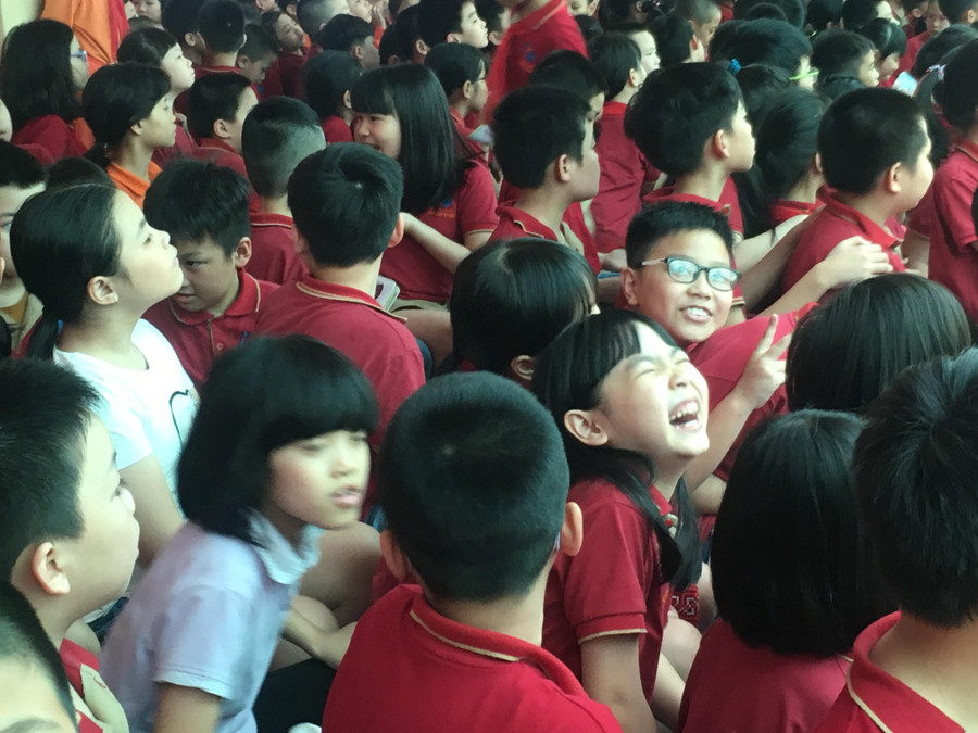 Khán giả cười lăn thích thú khi xem kịch