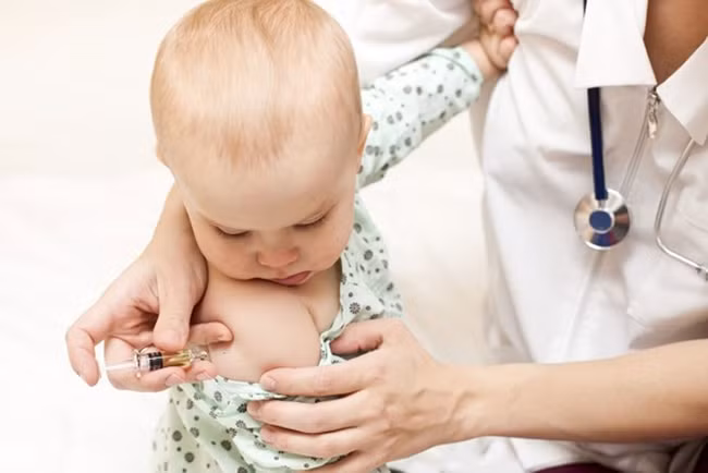 Không nên tắm cho trẻ sau khi tiêm phòng