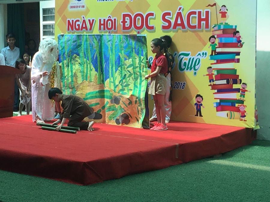 Khối lớp 4 diễn kịch "Cây tre trăm đốt"