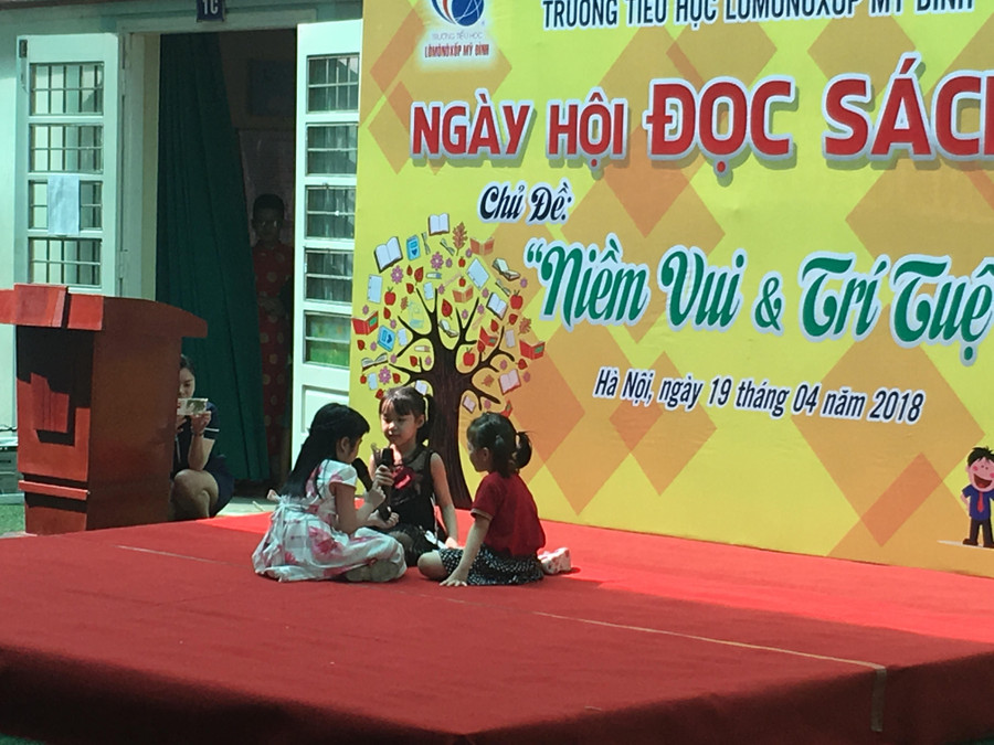 Các em học sinh lớp 1 đố nhau Rùa và Thỏ ai chạy nhanh hơn?