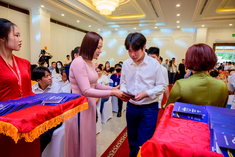 Nghi thức chào đón tân sinh viên Cao đẳng Việt Mỹ Cần Thơ.