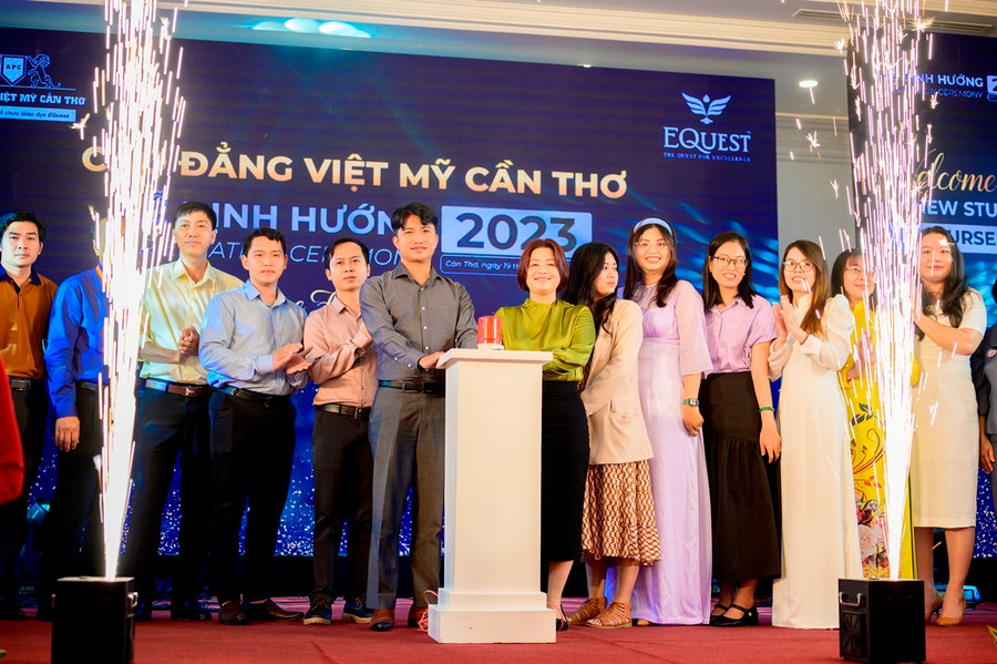 Lãnh đạo Cao đẳng Việt Mỹ thực hiện nghi thức bắt đầu năm học mới.