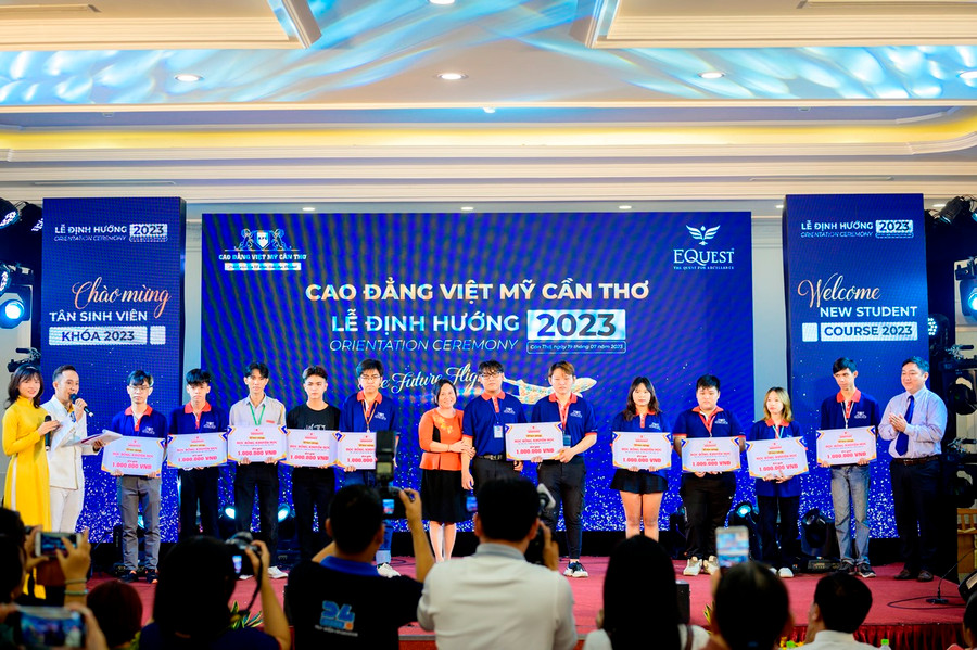 Cao đẳng Việt Mỹ Cần Thơ trao học bổng cho sinh viên có thành tích học tập xuất sắc.