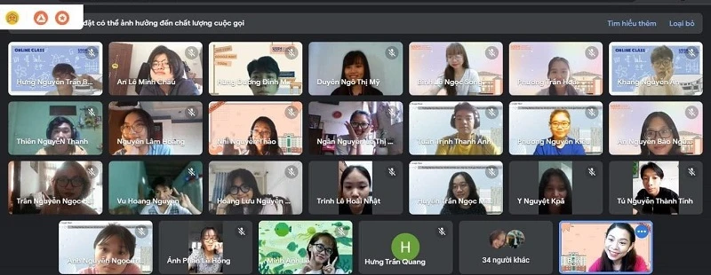 Sinh viên trong một giờ học online.