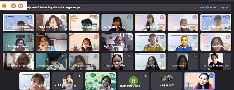 Sinh viên trong một giờ học online.