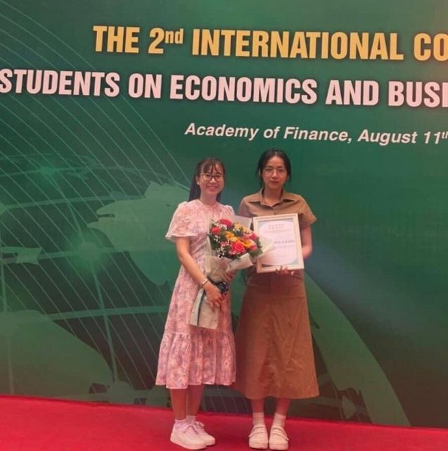 Đỗ Thị Thu Uyên (bìa phải) cùng giảng viên hướng dẫn đề tài Trần Thị Kim Phượng. Ảnh: NVCC Đỗ Thị Thu Uyên (bìa phải) cùng giảng viên hướng dẫn đề tài Trần Thị Kim Phượng. Ảnh: NVCC