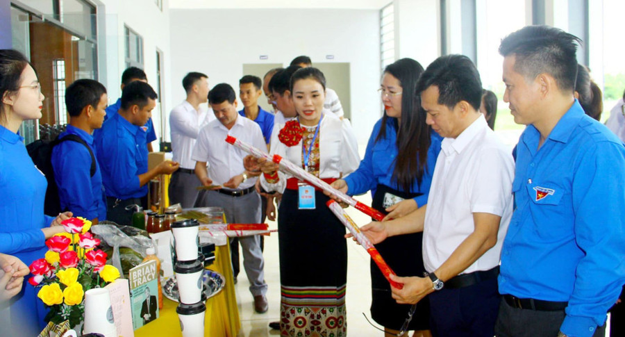 Trưng bày và giới thiệu sản phẩm dự thi cuộc thi Ý tưởng, dự án khởi nghiệp trong thanh niên tỉnh Nghệ An. Ảnh: TĐNA Trưng bày và giới thiệu sản phẩm dự thi cuộc thi Ý tưởng, dự án khởi nghiệp trong thanh niên tỉnh Nghệ An. Ảnh: TĐNA